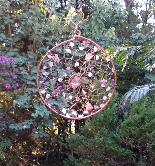Suncatcher Mandala Trançada em cobre e pedras naturais