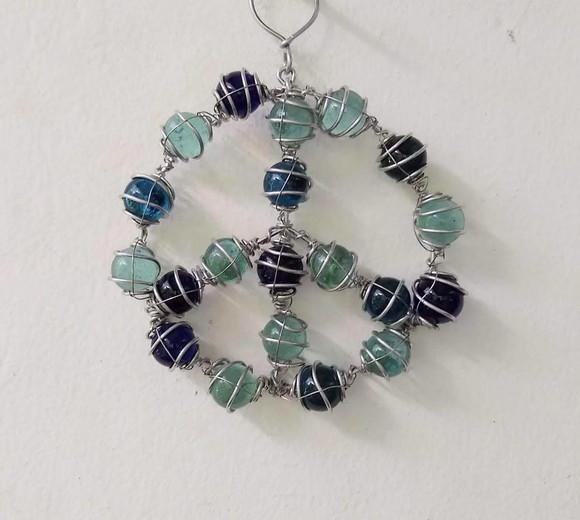 Suncatcher Paz e Amor P em tons de azul