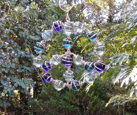Suncatcher Paz e Amor P em tons de azul