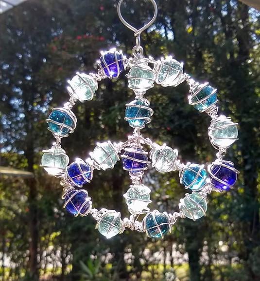 Suncatcher Paz e Amor P em tons de azul