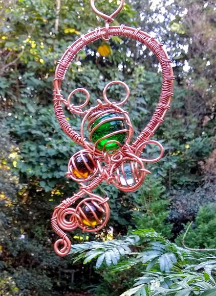 Suncatcher trançado em cobre e tons de verde