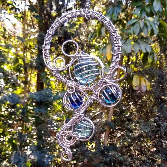 Suncatcher trançado em tons de azul