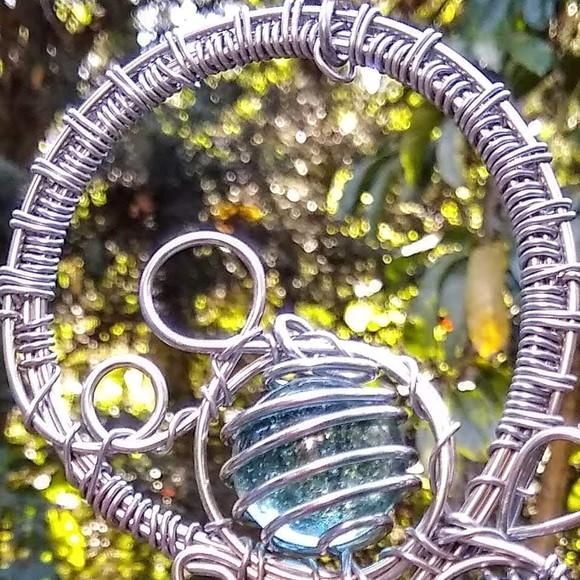 Suncatcher trançado em tons de azul