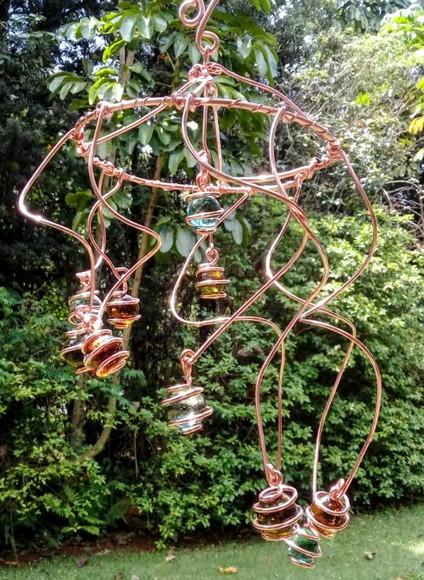 Suncatcher Turbilhão multicolorido em fios de cobre