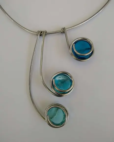Colar Azul da Cor do Mar feito com alumínio hipoalergênico e co