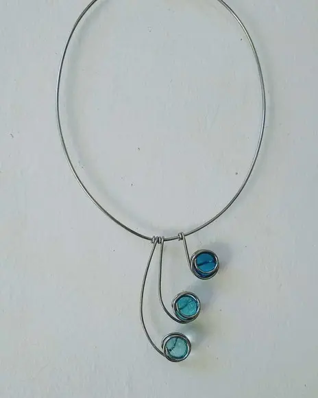 Colar Azul da Cor do Mar feito com alumínio hipoalergênico e co