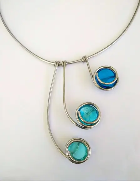 Colar Azul da Cor do Mar feito com alumínio hipoalergênico e co