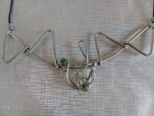 Colar feito com alumínio hipoalergênico e Jade Natural