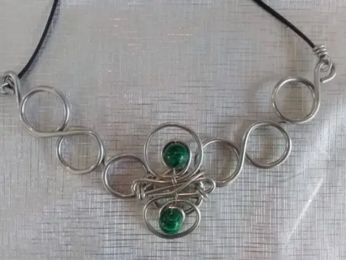 Colar em alumínio hipoalergênico e malaquitas naturais