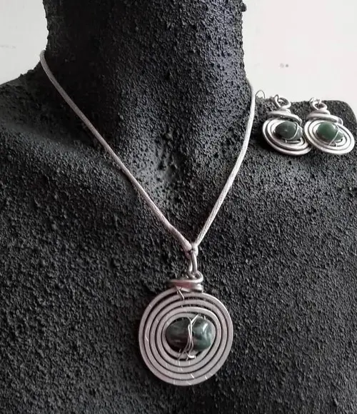 Conjunto de alumínio martelado e quartzo verde