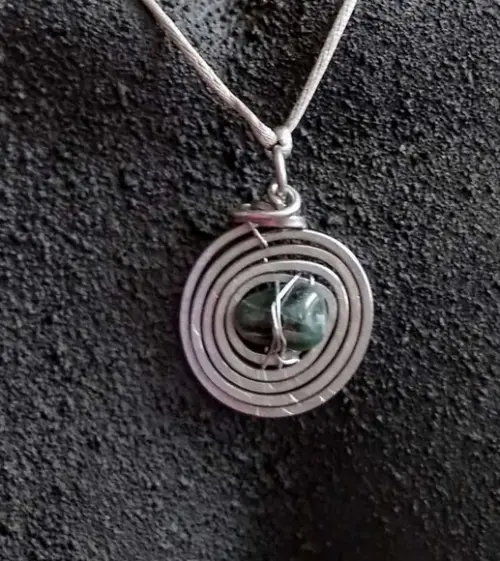 Conjunto de alumínio martelado e quartzo verde