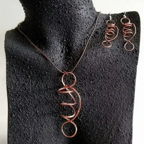 Conjunto com design arrojado em cobre martelado