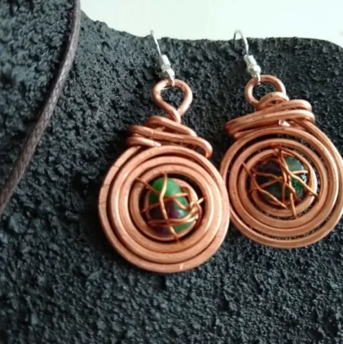 Conjunto de cobre martelado e pedra zoisita