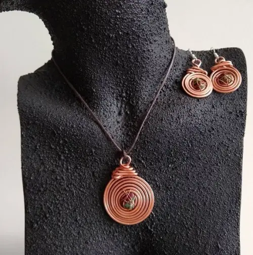 Conjunto de cobre martelado e pedra zoisita