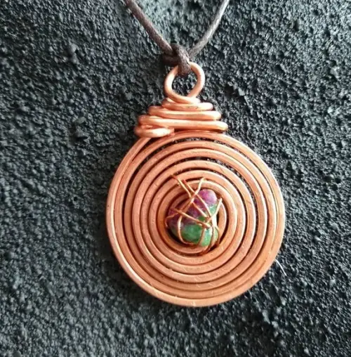 Conjunto de cobre martelado e pedra zoisita