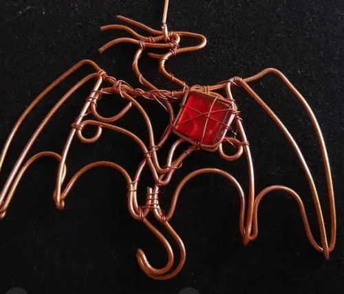 Dragão com Coração Vermelho e Fios de Cobre