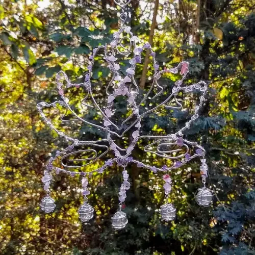 Flor de Lótus em alumínio e pedras naturais