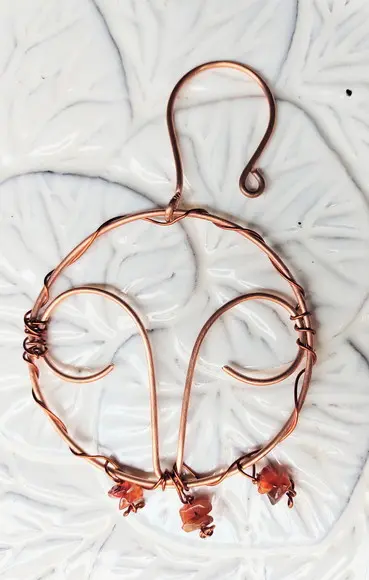 Símbolo do Signo Áries em cobre e pedras naturais