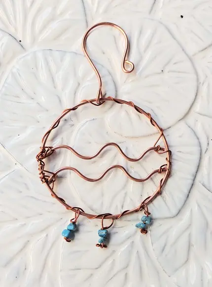 Símbolo do Signo de Aquário em cobre e pedras naturais