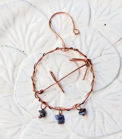 Símbolo do Signo de Sagitário em cobre e pedras naturais