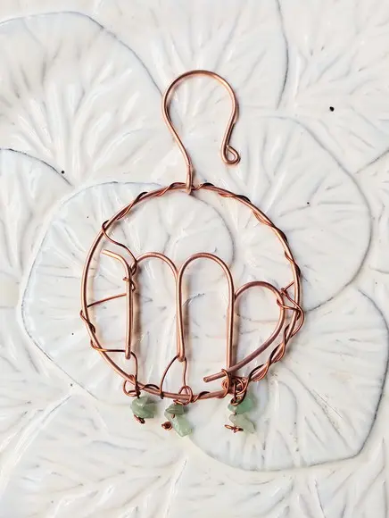 Símbolo do Signo de Virgem em cobre e pedras naturais