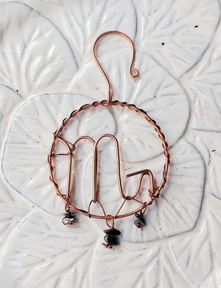 Símbolo do Signo de Escorpião em cobre e pedras naturais