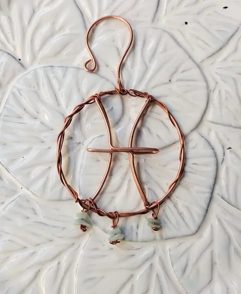 Símbolo do Signo de Peixes em Cobre e Pedras Naturais