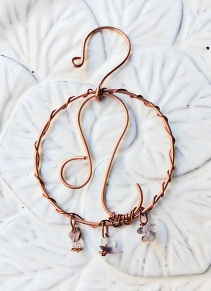Símbolo do Signo de Leão em cobre e pedras naturais