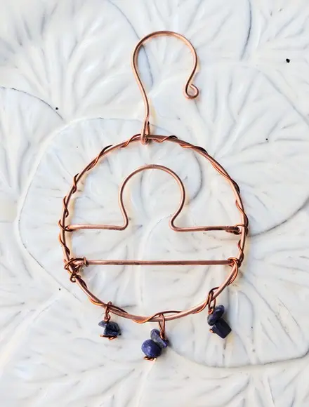 Símbolo do Signo Libra em cobre e pedras naturais