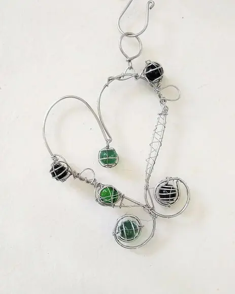 Suncatcher Coração Gauche Enrolado em tons de verde e âmbar