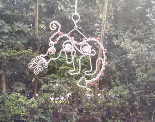 Suncatcher Dragão cuspindo fogo em alumínio