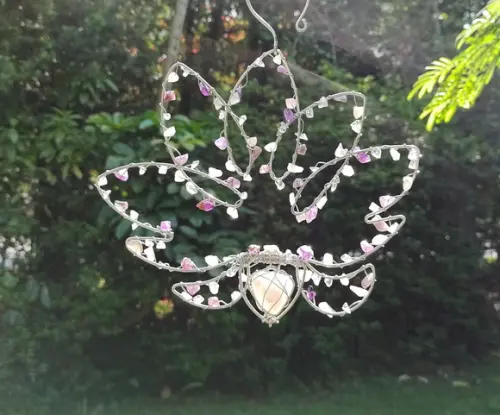 Suncatcher Flor de Lótus em alumínio e pedras naturais