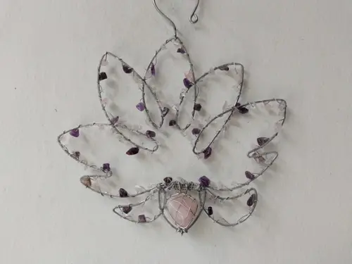 Suncatcher Flor de Lótus em alumínio e pedras naturais