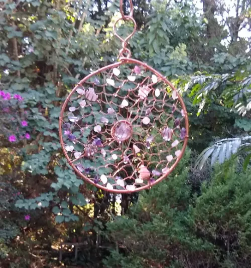 Suncatcher Mandala Trançada em cobre e pedras naturais