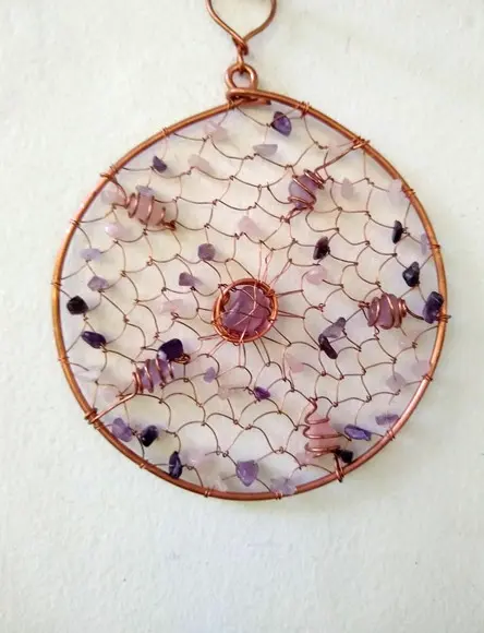 Suncatcher Mandala Trançada em cobre e pedras naturais