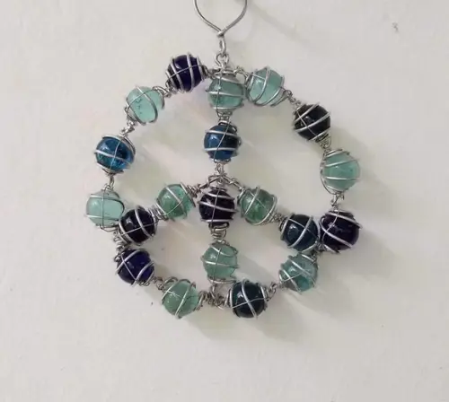Suncatcher Paz e Amor P em tons de azul