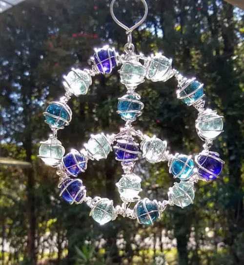 Suncatcher Paz e Amor P em tons de azul