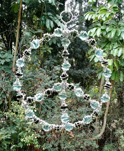 Suncatcher Símbolo Paz e Amor em tons de verde