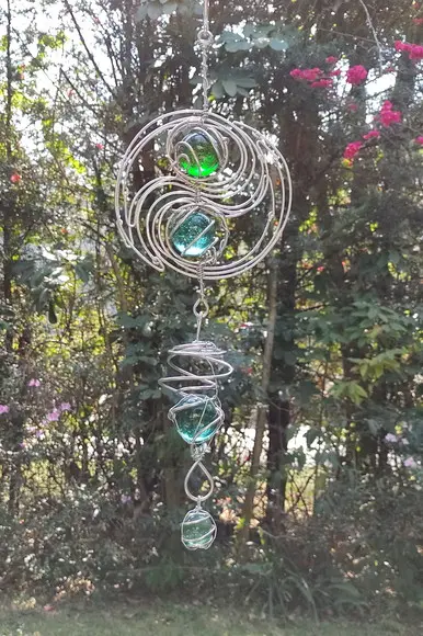 Suncatcher Sinuoso em Tons de Verde