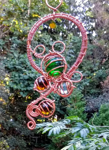 Suncatcher trançado em cobre e tons de verde