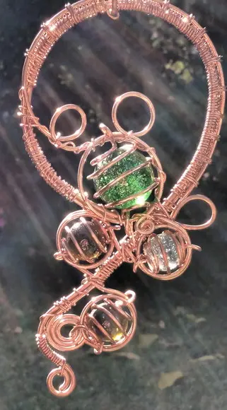 Suncatcher trançado em cobre e tons de verde
