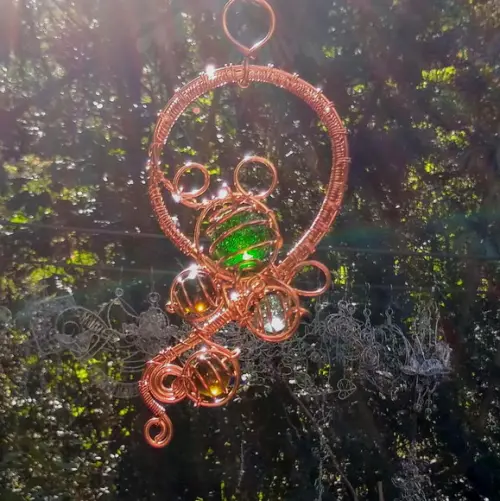 Suncatcher trançado em cobre e tons de verde