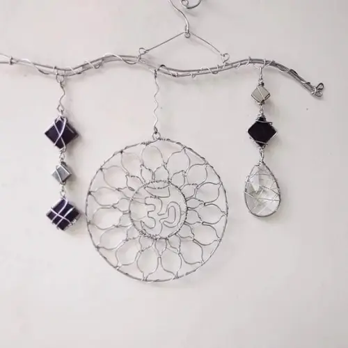 Suncatcher/móbile Om com Cristal e Pastilhas de Vidro