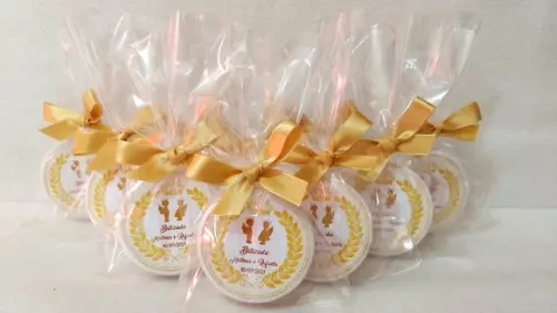 Latinha com mini terço lembrancinha batismo