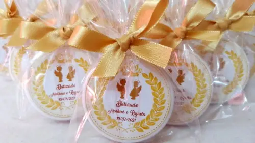 Latinha com mini terço lembrancinha batismo