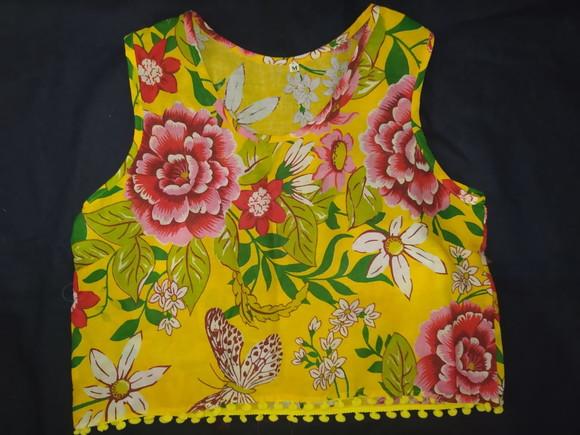 Blusa chita amarelo com pompom