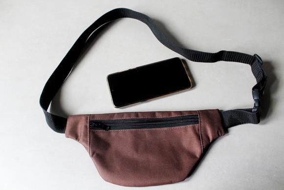 Pochete um bolso marrom