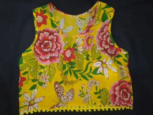 Blusa chita amarelo com pompom