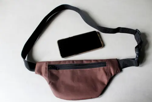 Pochete um bolso marrom