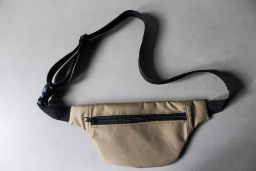 Pochete um bolso bege